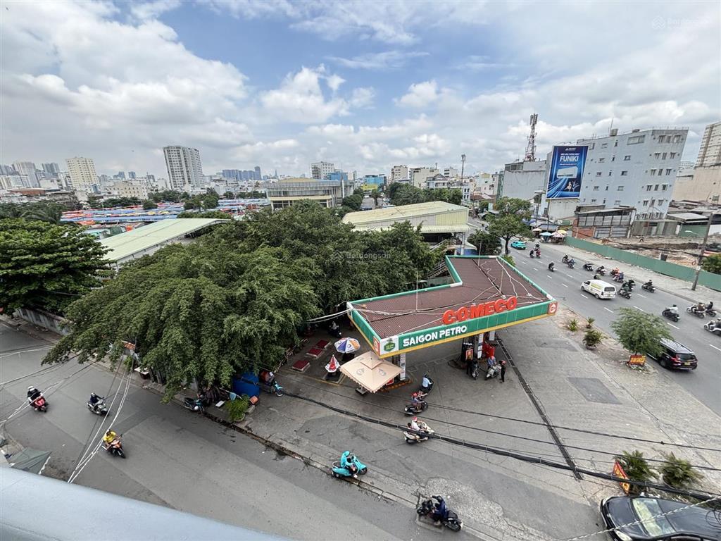 Cho thuê căn hộ dịch vụ ngay bến xe miền đông cũ, có ban công và cửa sổ