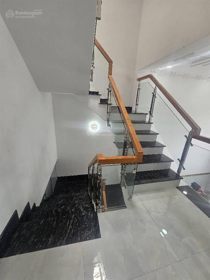 Chủ cần tiền bán 3 tầng 70m2 chỉ nhỉnh 5 tỷ hxh 8m khu đồng bộ gần trường tiểu học