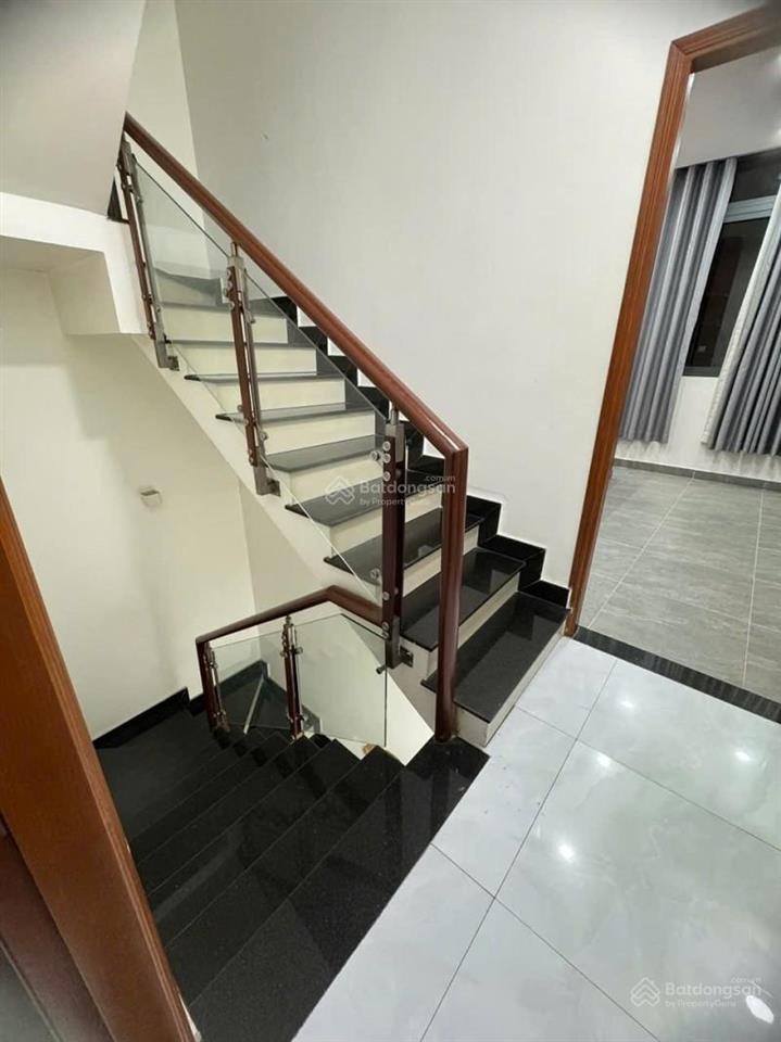 Bán nhà 3 tầng  ở ngay  đường gò cát, phường phú hữu, quận 9. dt 56m² (5m x 11m)  5 tỷ