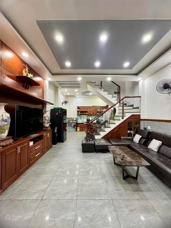 Bán nhà 3 tầng  ở ngay  đường gò cát, phường phú hữu, quận 9. dt 56m² (5m x 11m)  5 tỷ