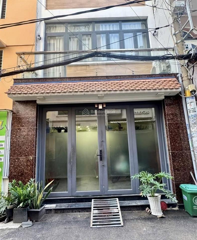 Bán nhà 3 tầng  ở ngay  đường gò cát, phường phú hữu, quận 9. dt 56m² (5m x 11m)  5 tỷ
