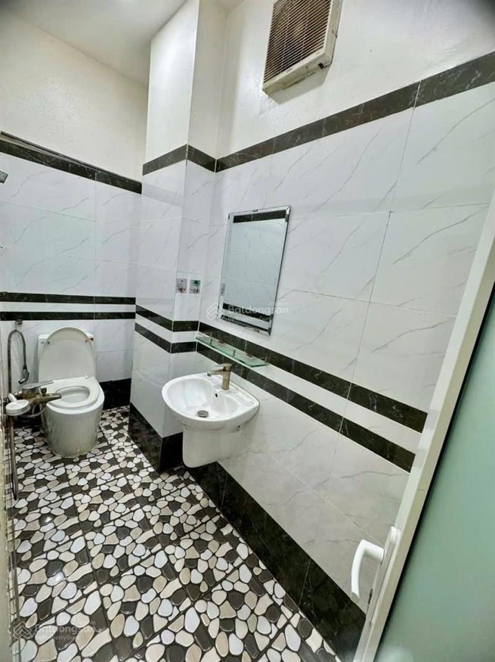 Bán nhà 3 tầng  ở ngay  đường gò cát, phường phú hữu, quận 9. dt 56m² (5m x 11m)  5 tỷ