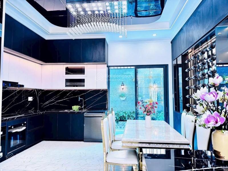 Bán nhà 4 tầng, đường bưng ông thoàn, phường phú hữu, quận 9, dt 92m2 (5m x 18m)  chỉ 8 tỷ