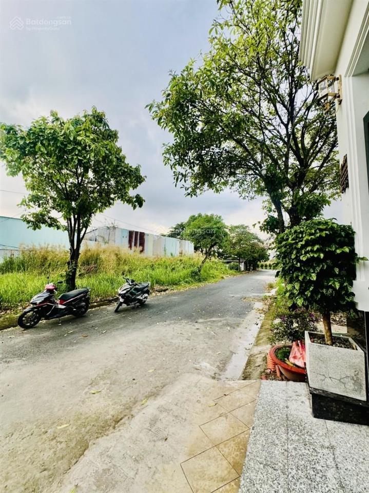 Bán nhà 4 tầng, đường bưng ông thoàn, phường phú hữu, quận 9, dt 82m2 (5m x 16m)  chỉ 7.2 tỷ