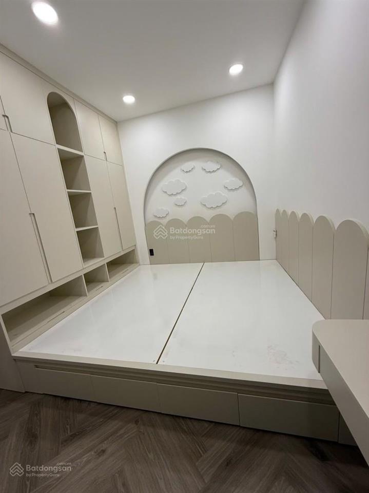 Bán nhà 3 tầng, đường bưng ông thoàn, phường phú hữu, quận 9, dt 64m2 (4.5m x 14m)  chỉ 5.5 tỷ