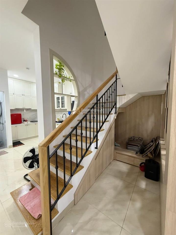 Bán nhà 3 tầng, đường bưng ông thoàn, phường phú hữu, quận 9, dt 64m2 (4.5m x 14m)  chỉ 5.5 tỷ
