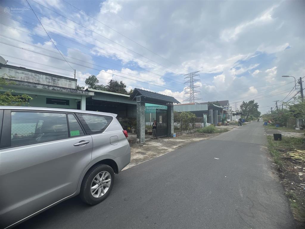 Bán nhà và đất chính chủ, mặt tiền nhựa 18m x 42m diện tích 761,5m2 (thổ cư 300m2)