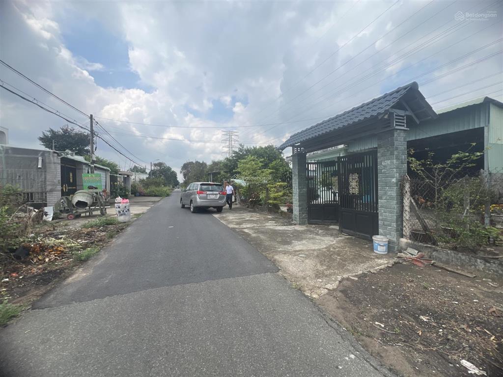 Bán nhà và đất chính chủ, mặt tiền nhựa 18m x 42m diện tích 761,5m2 (thổ cư 300m2)