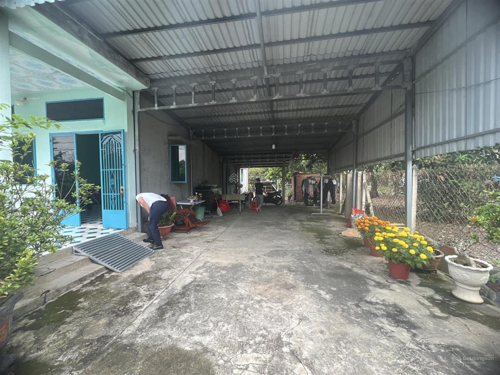 Bán nhà và đất chính chủ, mặt tiền nhựa 18m x 42m diện tích 761,5m2 (thổ cư 300m2)