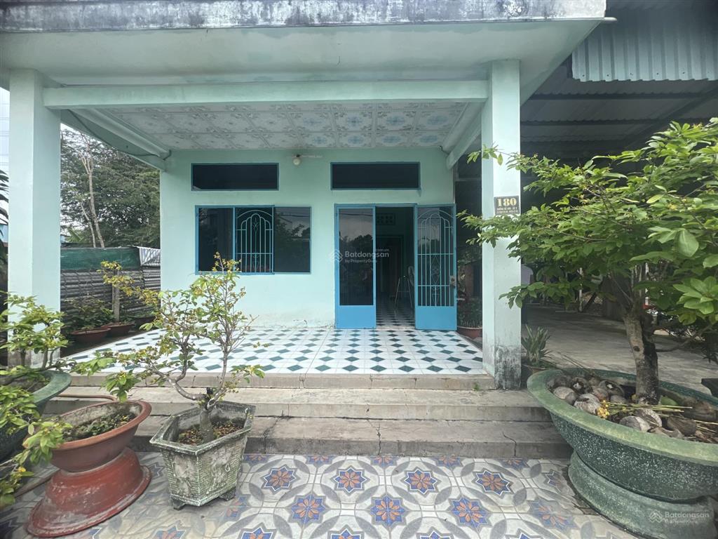 Bán nhà và đất chính chủ, mặt tiền nhựa 18m x 42m diện tích 761,5m2 (thổ cư 300m2)