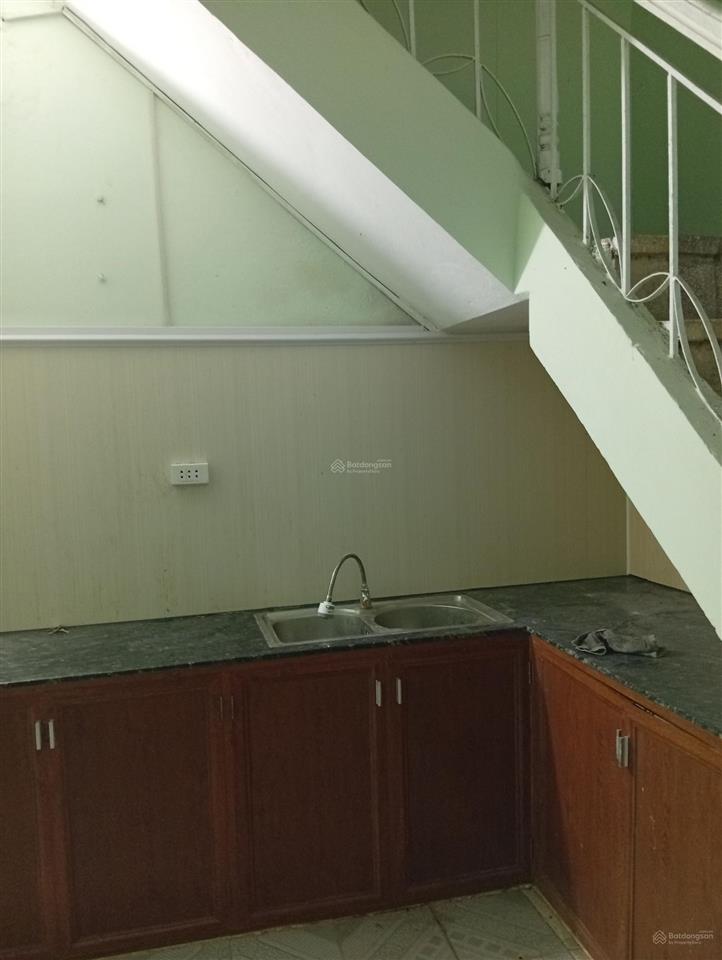 Nhà riêng trong khu tập thể quân đội. 2 tầng cầu thang riêng, mỗi tầng 75 m2