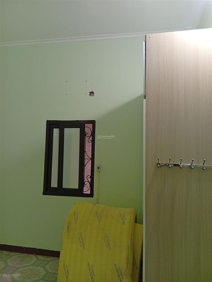 Nhà riêng trong khu tập thể quân đội. 2 tầng cầu thang riêng, mỗi tầng 75 m2
