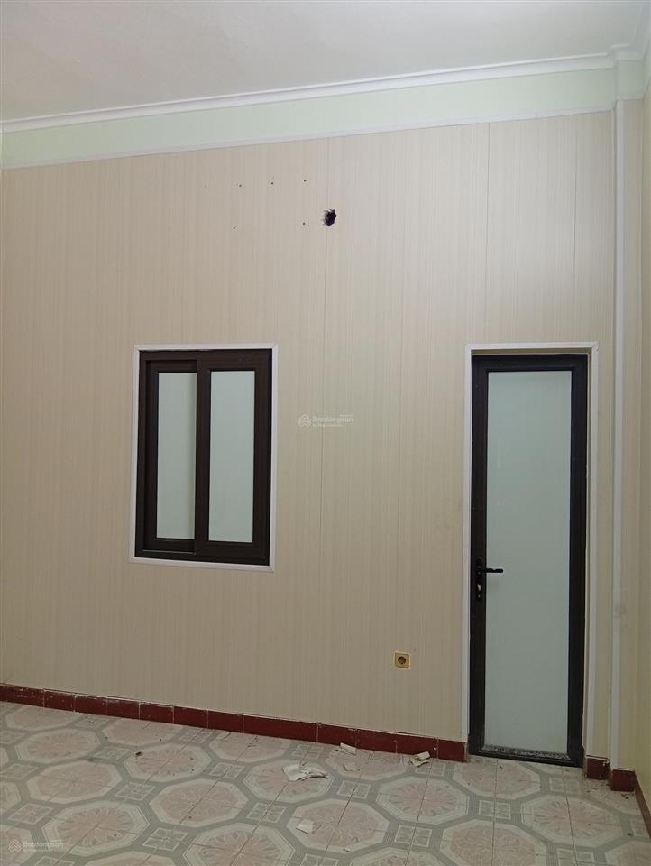 Nhà riêng trong khu tập thể quân đội. 2 tầng cầu thang riêng, mỗi tầng 75 m2