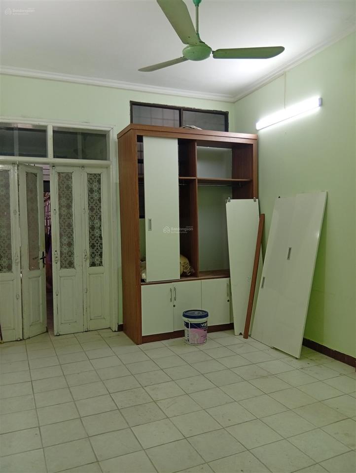 Nhà riêng trong khu tập thể quân đội. 2 tầng cầu thang riêng, mỗi tầng 75 m2