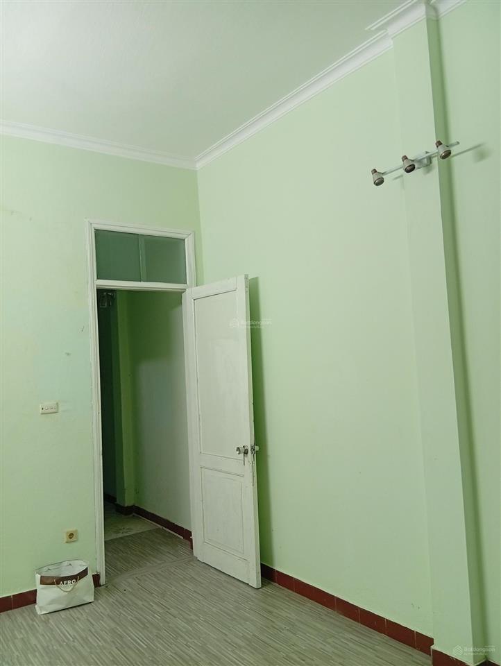 Nhà riêng trong khu tập thể quân đội. 2 tầng cầu thang riêng, mỗi tầng 75 m2