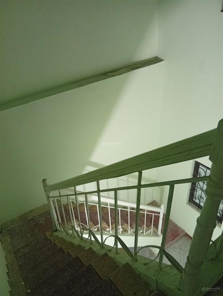 Nhà riêng trong khu tập thể quân đội. 2 tầng cầu thang riêng, mỗi tầng 75 m2
