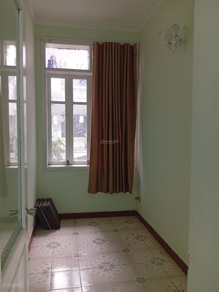 Nhà riêng trong khu tập thể quân đội. 2 tầng cầu thang riêng, mỗi tầng 75 m2
