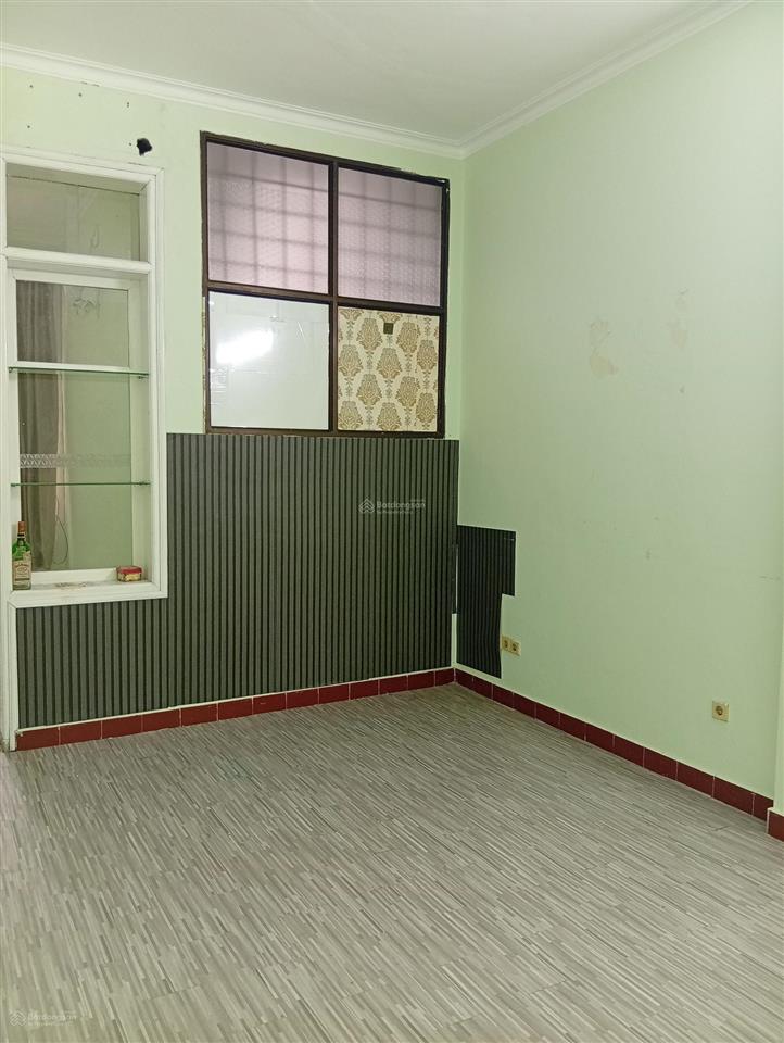 Nhà riêng trong khu tập thể quân đội. 2 tầng cầu thang riêng, mỗi tầng 75 m2