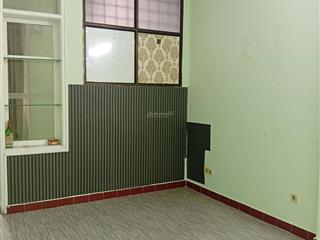 Nhà riêng trong khu tập thể quân đội. 2 tầng cầu thang riêng, mỗi tầng 75 m2