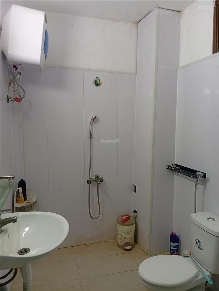Nhà riêng trong khu tập thể quân đội. 2 tầng cầu thang riêng, mỗi tầng 75 m2