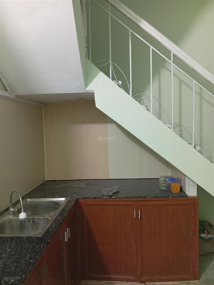 Nhà riêng trong khu tập thể quân đội. 2 tầng cầu thang riêng, mỗi tầng 75 m2