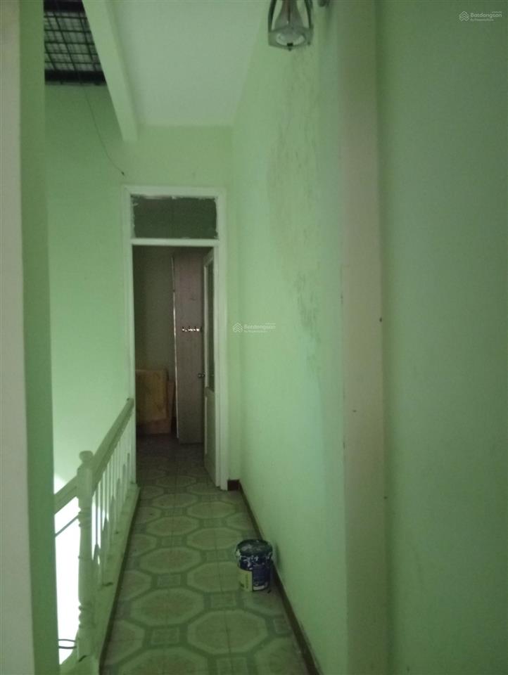 Nhà riêng trong khu tập thể quân đội. 2 tầng cầu thang riêng, mỗi tầng 75 m2
