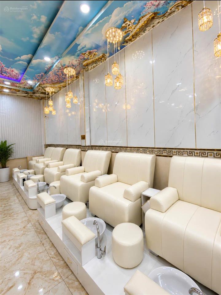Hiếm cho thuê nhà đối diện chợ bến thành sẵn nội thất spa vào kinh doanh ngay trệt 3 lầu nở hậu
