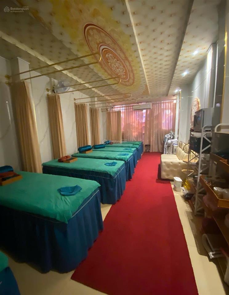Hiếm cho thuê nhà đối diện chợ bến thành sẵn nội thất spa vào kinh doanh ngay trệt 3 lầu nở hậu