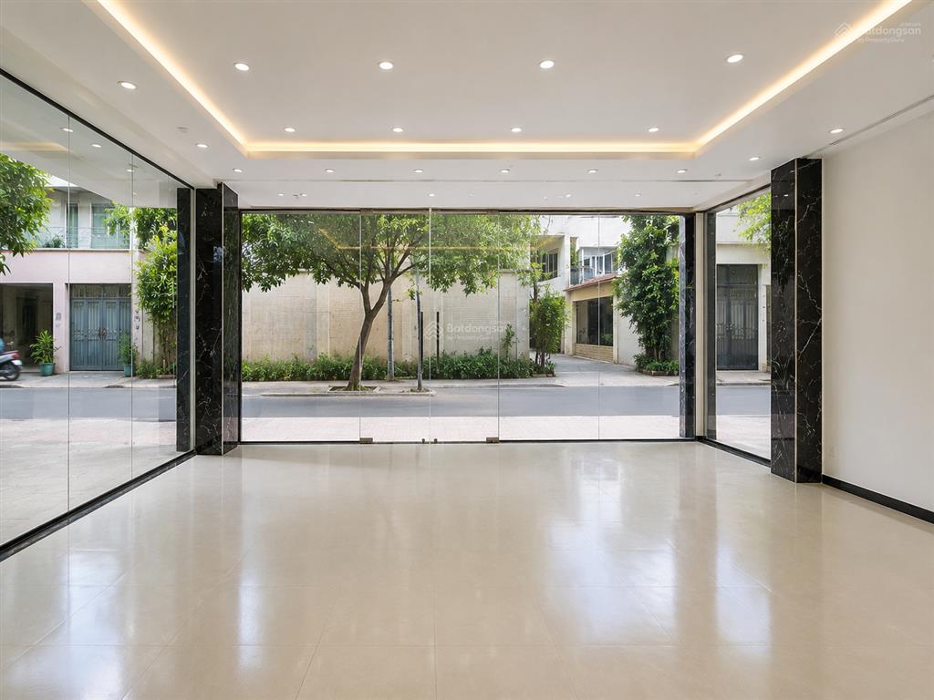 Cho thuê tòa nhà góc 2mt lê thị riêng quận 1 dt 15x9m hầm trệt 5 lầu giá thuê 200 triệu