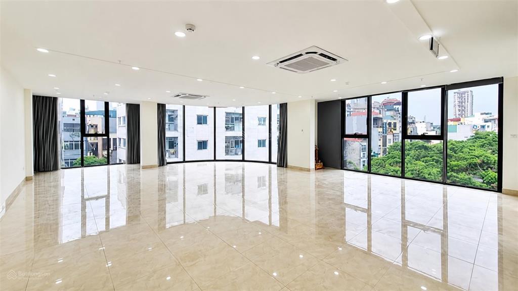 Cho thuê tòa nhà góc 2mt lê thị riêng quận 1 dt 15x9m hầm trệt 5 lầu giá thuê 200 triệu