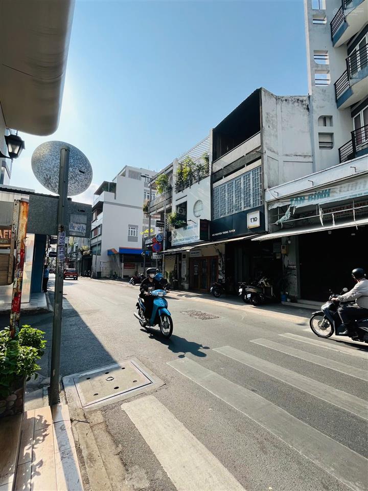 Mặt tiền nguyễn trọng tuyển vòng xoay lê văn sỹ nhà mới 100%