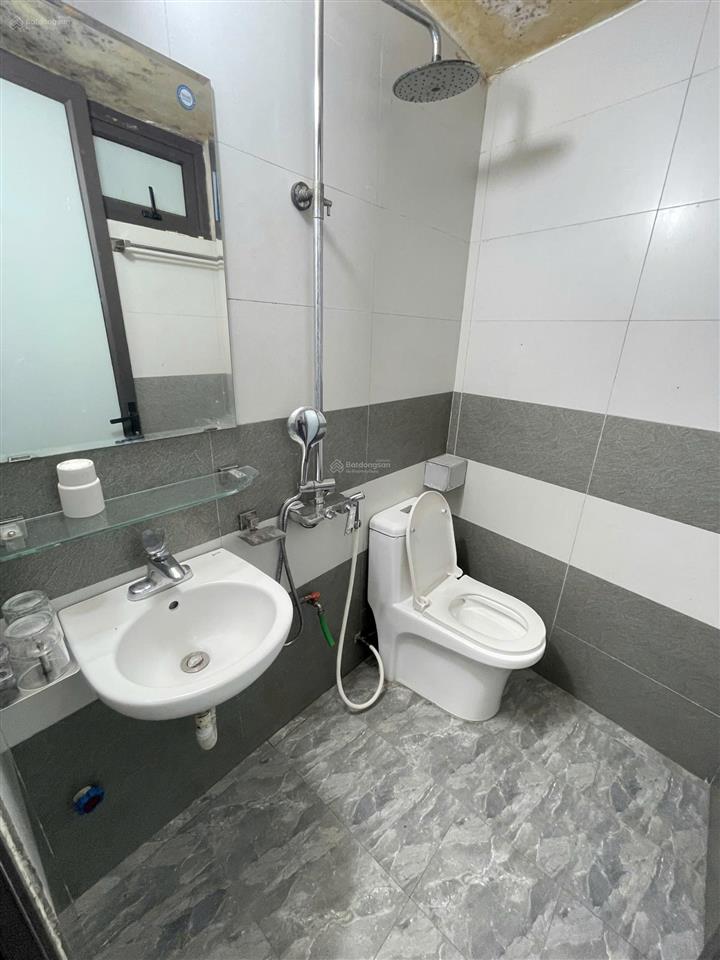 Cho thuê căn hộ đẹp ngõ 260 cầu giấy (2pn, 1wc)  dt 65m2  giá thuê 8 triệu/tháng  ở ngay