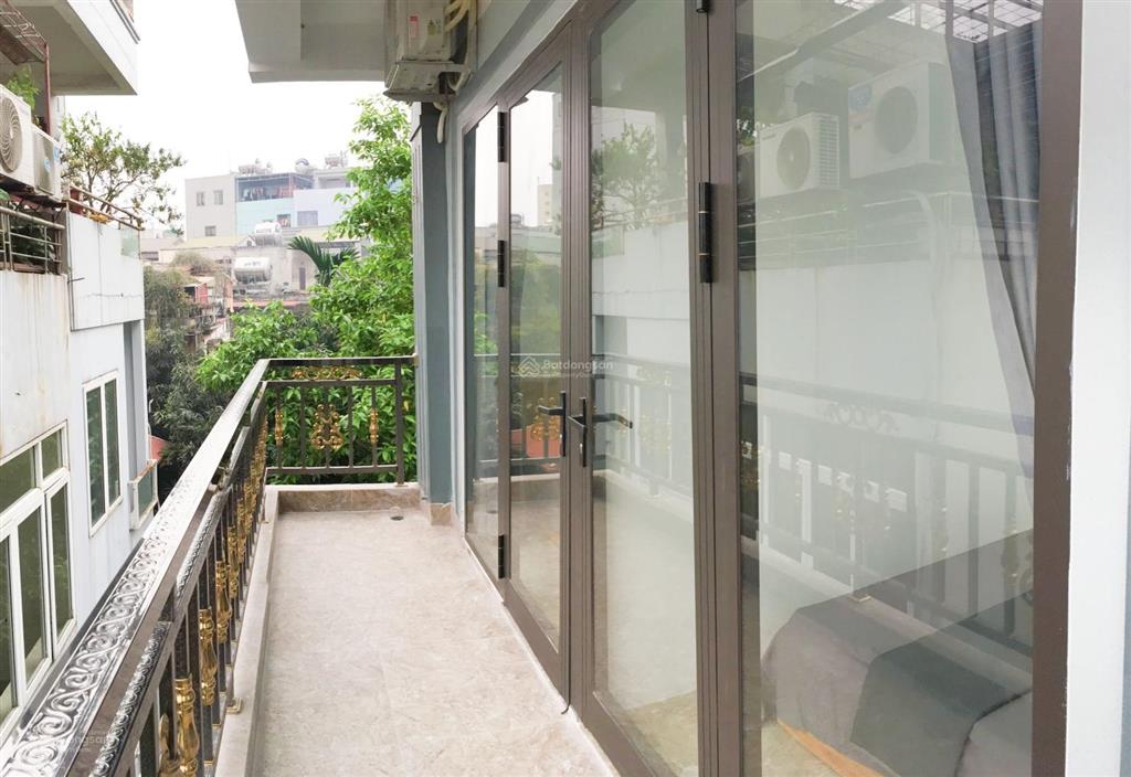 Cho thuê căn hộ đẹp đường cầu giấy  dt 28m2  có ban công  5 triệu  thang máy  không chung chủ