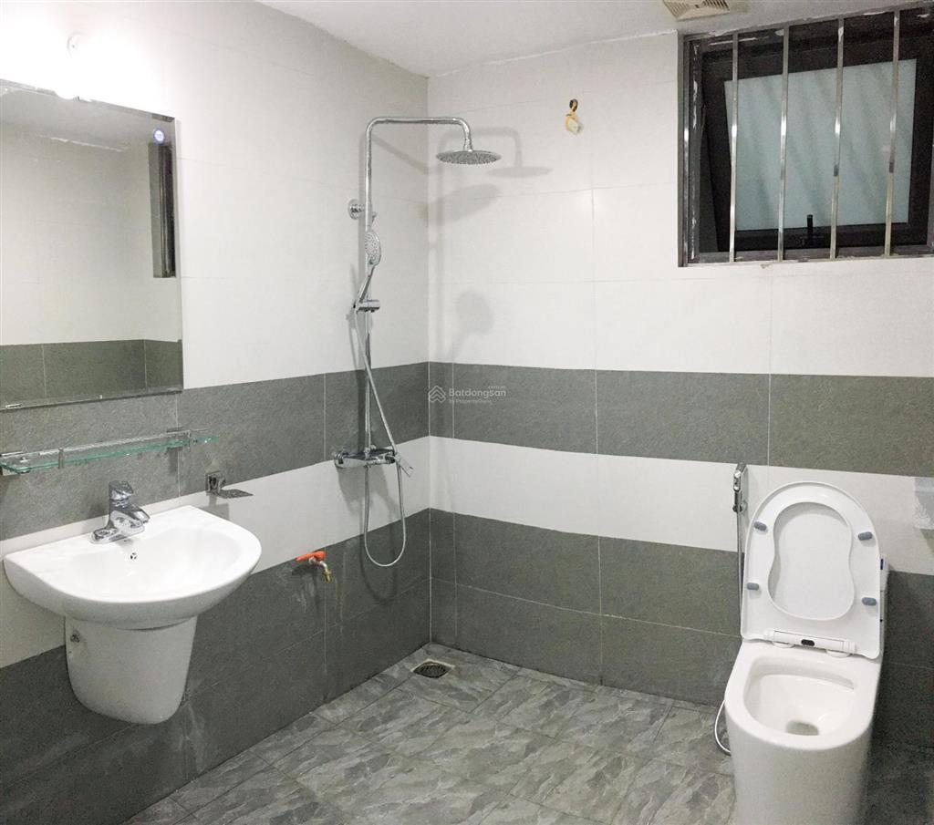 Cho thuê căn hộ đẹp đường cầu giấy  dt 28m2  có ban công  5 triệu  thang máy  không chung chủ