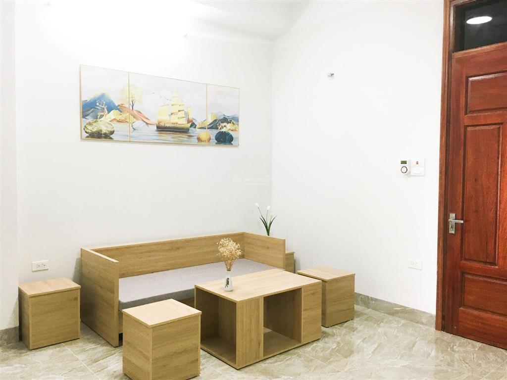 Cho thuê căn hộ đẹp đường cầu giấy  dt 28m2  có ban công  5 triệu  thang máy  không chung chủ