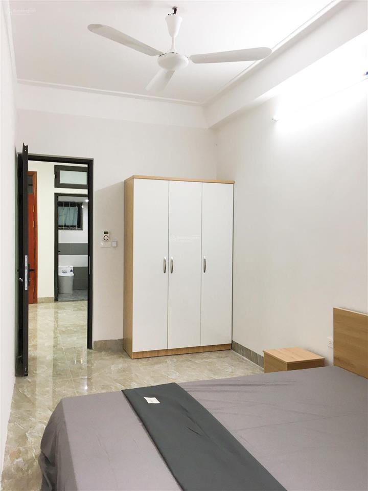 Cho thuê căn hộ đẹp đường cầu giấy  dt 28m2  có ban công  5 triệu  thang máy  không chung chủ