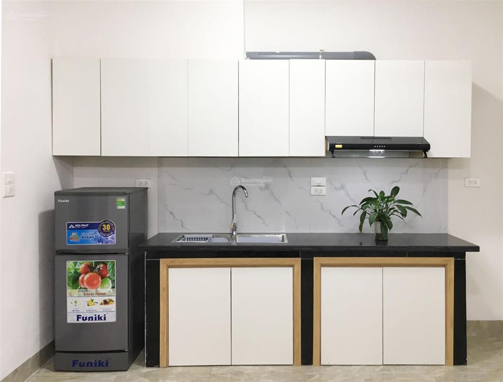 Cho thuê căn hộ đẹp đường cầu giấy  dt 28m2  có ban công  5 triệu  thang máy  không chung chủ