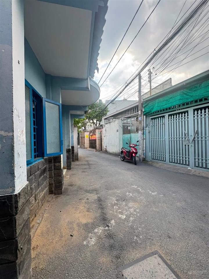 Nhà cấp 4 xe hơi, cách 30m ra tô ngọc vân