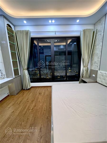 Tô vĩnh diện. 50 m. thang máy. hơn 18 tỷ. cách phố 50m. dân trí cao. an ninh tốt. gần trường chợ.