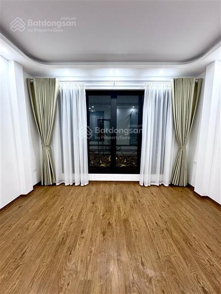 Tô vĩnh diện. 50 m. thang máy. hơn 18 tỷ. cách phố 50m. dân trí cao. an ninh tốt. gần trường chợ.