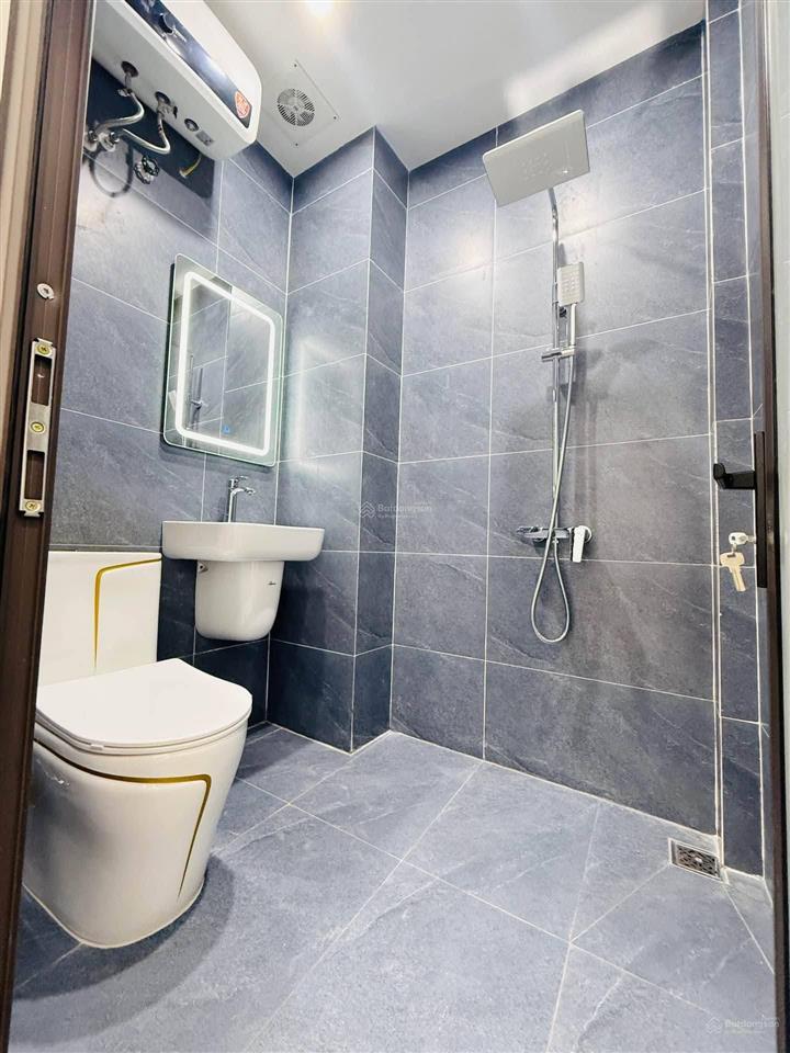 Hơn 6 tỷ. nhà 5 tầng mới. ô tô chạy vòng quanh. phố vũ tông phan.