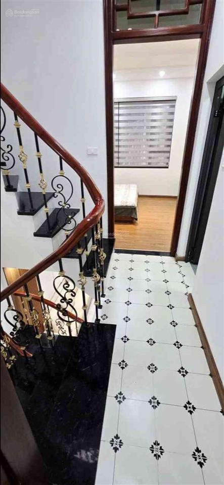Định công thượng. gần 40m.7,5 t"ỷ.6 tầng.20 m ra ôtô.ko quy hoạch. gần chợ trường.ngõ nông .