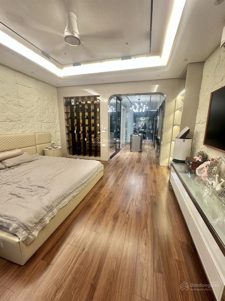 23,9 tỷ .61 m.gara tô. 7 tầng thang máy .nội thất xị"n .lô góc .3 thoáng.