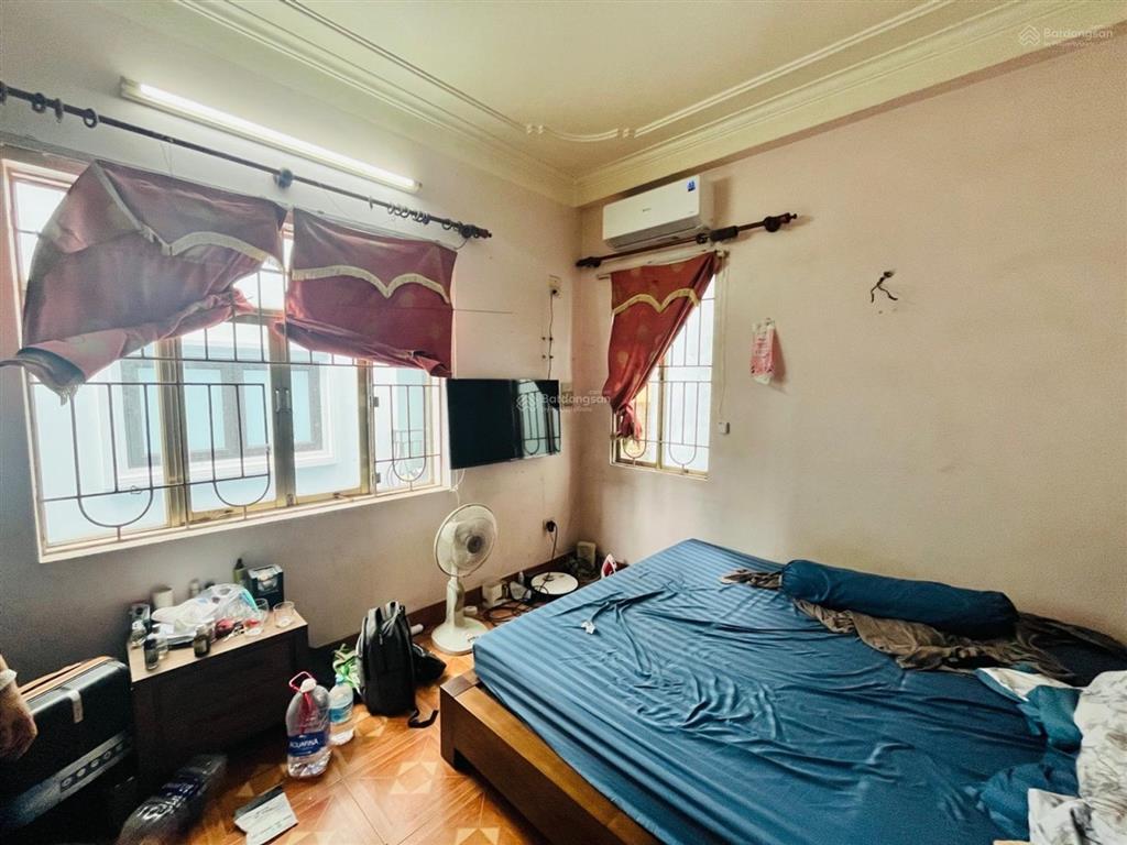 Hữu duyên sẽ mua được căn này. lô góc.3 mặt thoáng.ngõ ôtô nhỏ.5 tầng. dt 30 m.  hơn 6 t"ỷ