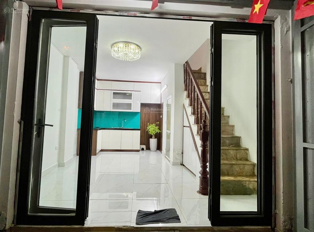 6,3 tỷ. sổ vuông đẹp. lô góc nhìn thẳng ra mặt đường lớn 30 m. phố định công thượng.
