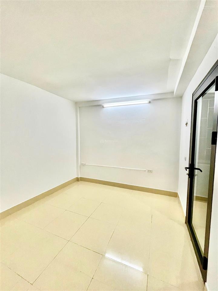 6,3 tỷ. sổ vuông đẹp. lô góc nhìn thẳng ra mặt đường lớn 30 m. phố định công thượng.