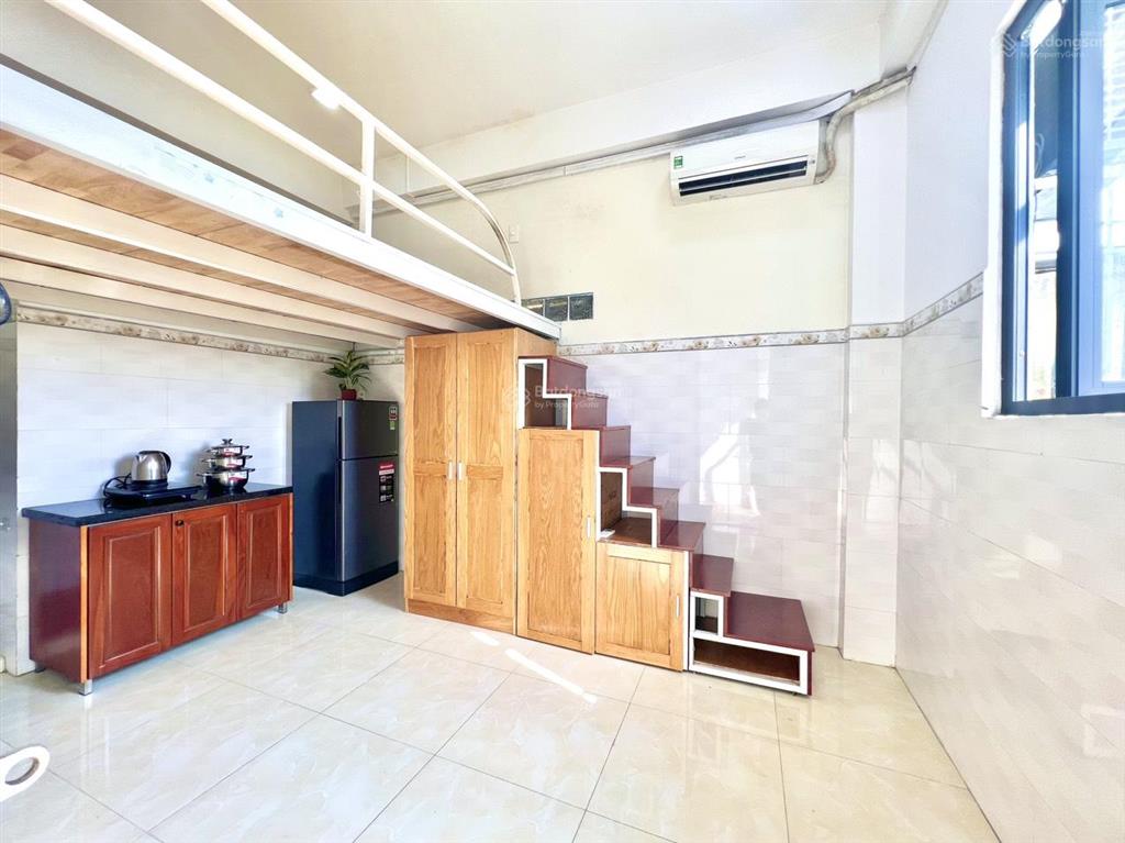Gác lửng hiện đại, cửa sổ thoáng mát, giờ tự do khuông việt giao trịnh đình trọng tân phú