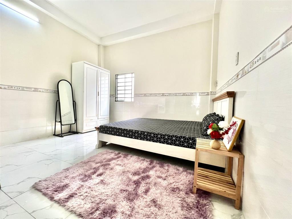 Phòng cho thuê đầy đủ tiện nghi, cửa sổ trời thoáng mát cạnh chợ tân hương tân phú