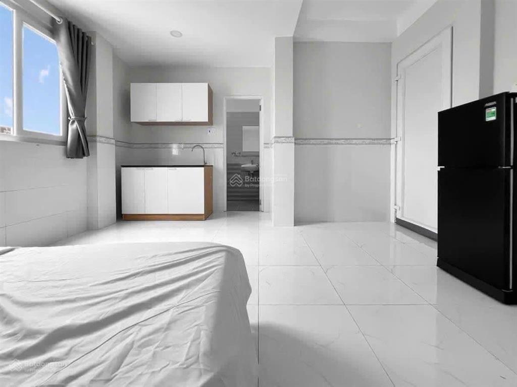 Phòng mới đầy đủ tiện nghi, cửa sổ thoáng mát âu cơ giao lạc long quân tân bình
