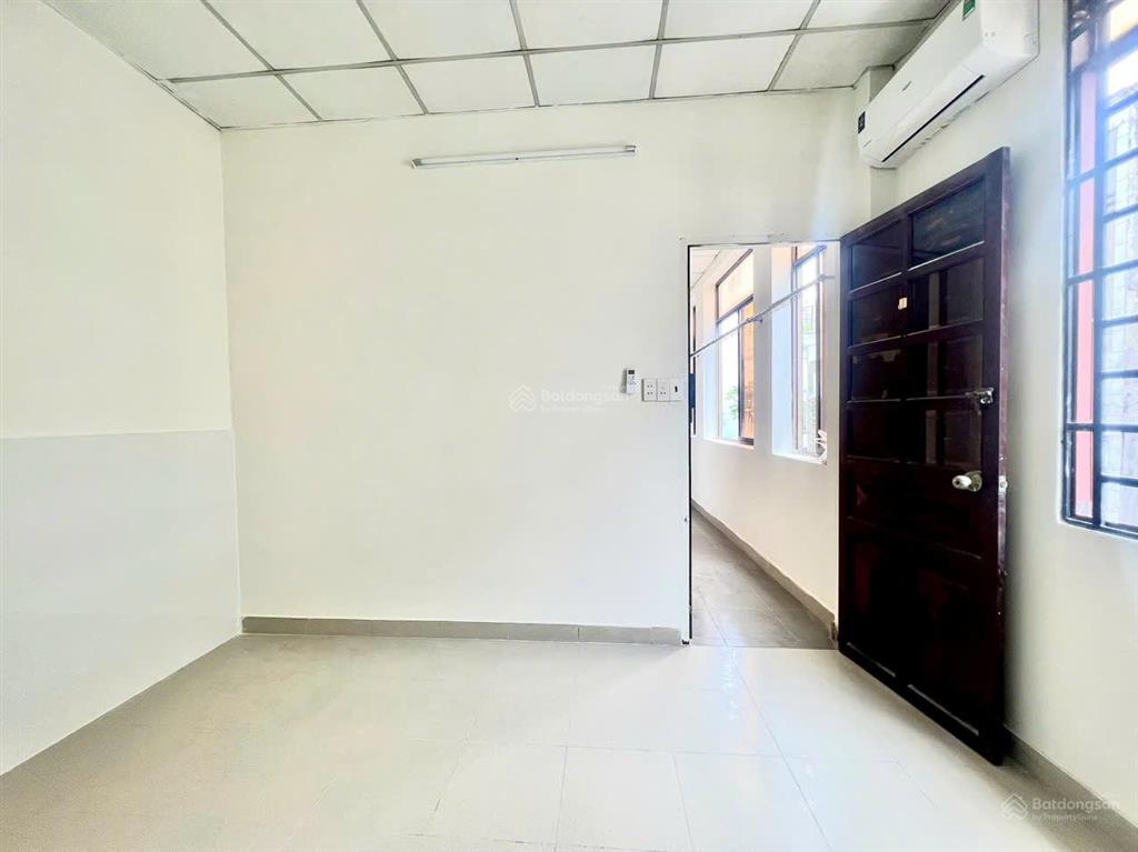 Phòng cửa sổ thoáng mát, nội thất cơ bản nhất nhất chi mai, tân bình